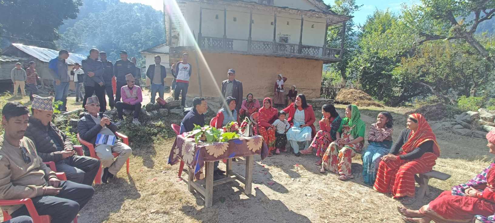 तस्विरः  सुदूरपश्चिम प्रदेशका भौतिक पूर्वाधार विकास मन्त्री प्रकाशबहादुर देउवा सासंद सरस्वती खड्का लगायत वडा अध्यक्षहरुको टोली शेरबहादुर देउवाको जन्म घरमा 