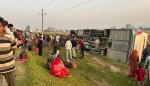 काठमाडौंबाट बझाङ जाँदै गरेको बस कैलालीमा दुर्घटना