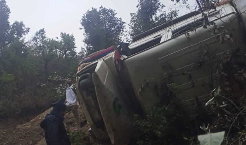 धनगढीबाट बैतडी गइरहेकाे जीप दुर्घटना हुँदा ७ जना घाइते