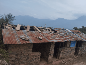 दार्चुलामा छाना र डेस्कबिनाको विद्यालय, कार्पेटमा बसेर पढ्न बाध्य बालबालिका