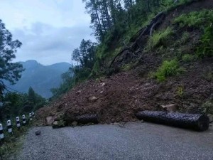 पहिरोले भीमदत्त राजमार्ग अवरुद्ध 