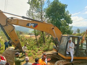 डडेल्धुराकाे डकलेमा सवा १० करोडमा बन्नेभयो बसपार्क