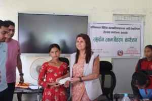 डडेल्धुरामा अभिभावकविहीन १५६ बालबालिकालाई  आर्थिक सहयोग