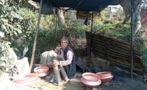 डडेल्धुरामा परम्परागत भाँडाकुँडाले बजार गुमाउँदै, युवाहरू वैदेशिक रोजगारतर्फ