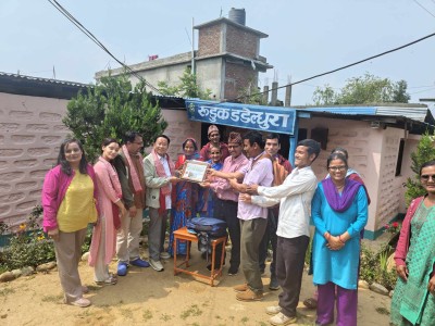 डडेल्धुराको दुर्गम चुडी गाउँका बालबालिकालाई शैक्षिक सामग्री वितरण