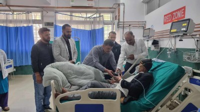 स्थापना दिवसको अवसरमा प्रेस युनियन डडेल्धुराद्वारा बिरामीलाई फलफूल वितरण