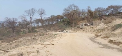 बुढीतोला क्षेत्रमा पहिरो प्रभावित सडककाे मर्मत कार्य हुँदै