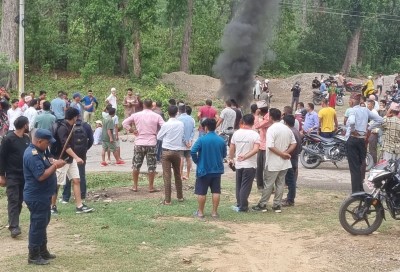 कञ्चनपुरमा दुर्घटनामा युवकको मृत्यु भएपछि महेन्द्र राजमार्ग अवरुद्ध