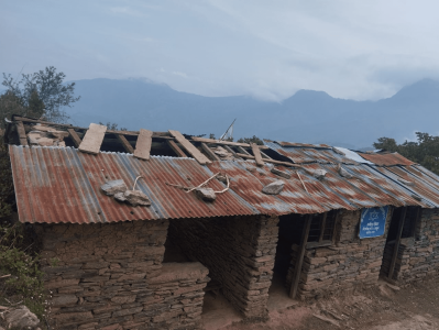 दार्चुलामा छाना र डेस्कबिनाको विद्यालय, कार्पेटमा बसेर पढ्न बाध्य बालबालिका