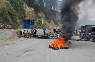 डडेल्धुराको स्याउले बजारमा चक्काजाम: ७  पहाडी जिल्लाको यातायात ठप्प