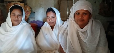 डडेल्धुराका यी दिदीबहिनी बसेका छन् आमाको किरिया
