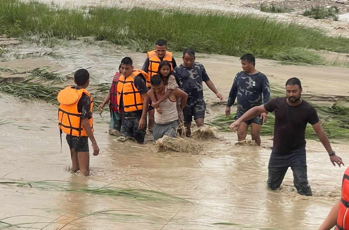 डडेल्धुराकाे साँदनी खोलामा फसेकी दुई महिलाकाे सशस्त्र प्रहरीद्वारा उद्दार