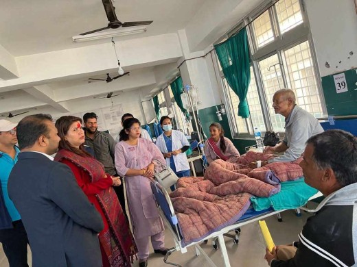मन्त्री खड्काद्वारा बैतडी अस्पताल र स्वास्थ्य कार्यालयको अनुगमन