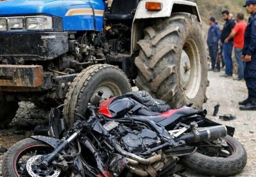 डडेल्धुरामा ट्याक्टर र मोटरसाइकल ठोक्किँदा दुई जनाको मृत्यु