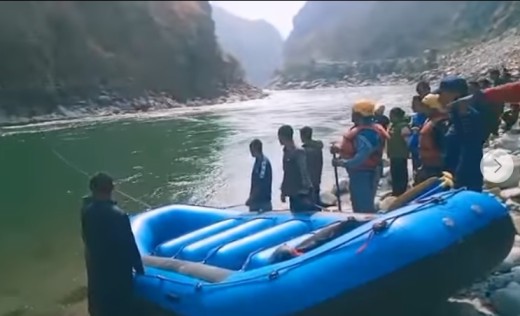 बाजुरामा कर्णाली नदी किनारमा फसेका ८ जनाको उद्धार