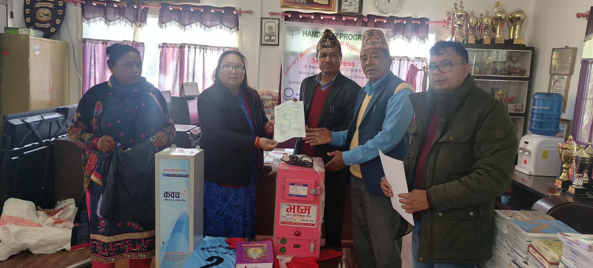 रुडुकद्वारा महेन्द्र माविलाई खेलकुद र स्वास्थ्य सामग्री हस्तान्तरण