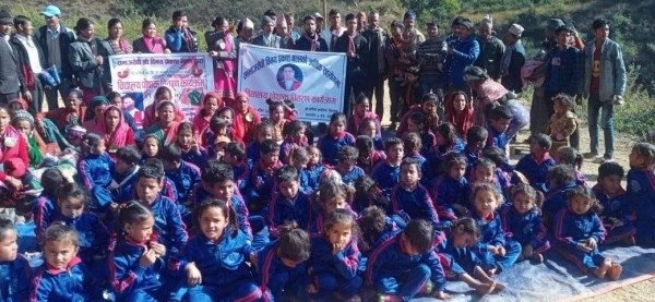डडेल्धुराका ६४ विद्यार्थीका लागि मल्लले किनिदिए पोसाक
