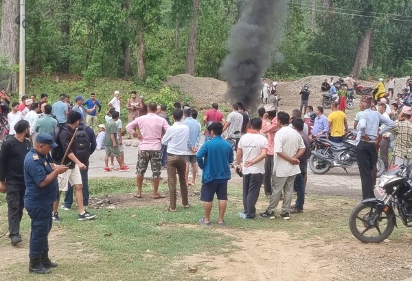 कञ्चनपुरमा दुर्घटनामा युवकको मृत्यु भएपछि महेन्द्र राजमार्ग अवरुद्ध