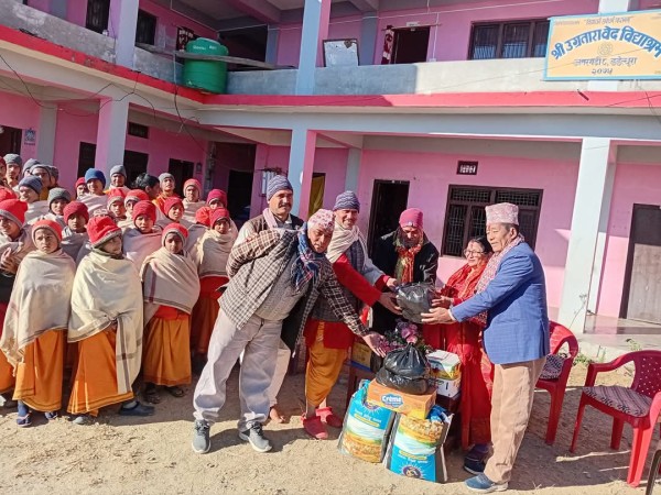 नातीनीको जन्मदिनको अवसरमा वडाअध्यक्ष क्षेत्रीद्वारा वेद विद्याश्रममा खाद्यान्न सहयोग