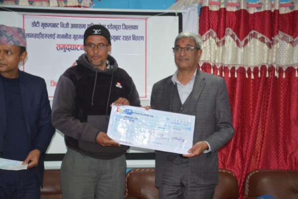 डडेल्धुरा पुगेर गृहमन्त्रीले सुरु गरे भूकम्प पीडितलाई अनुदान हस्तान्तरण