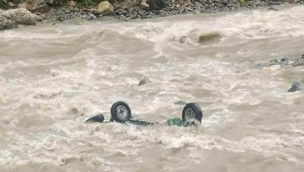 दार्चुलामा अटो नदीमा खस्दा एकको मृत्यु, दुई जना बेपत्ता