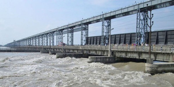 महाकालीमा जलसतह खतराभन्दा माथि, शारदा ब्यारेजमा ४ पाङ्ग्रे गाडी बन्द