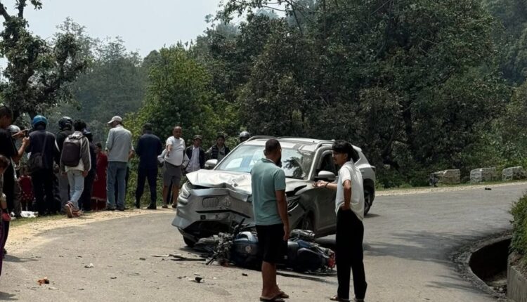 भीमदत्त राजमार्गमा  कार र मोटरसाइकल ठाेक्किँदा श्रीमान्–श्रीमती घाइते