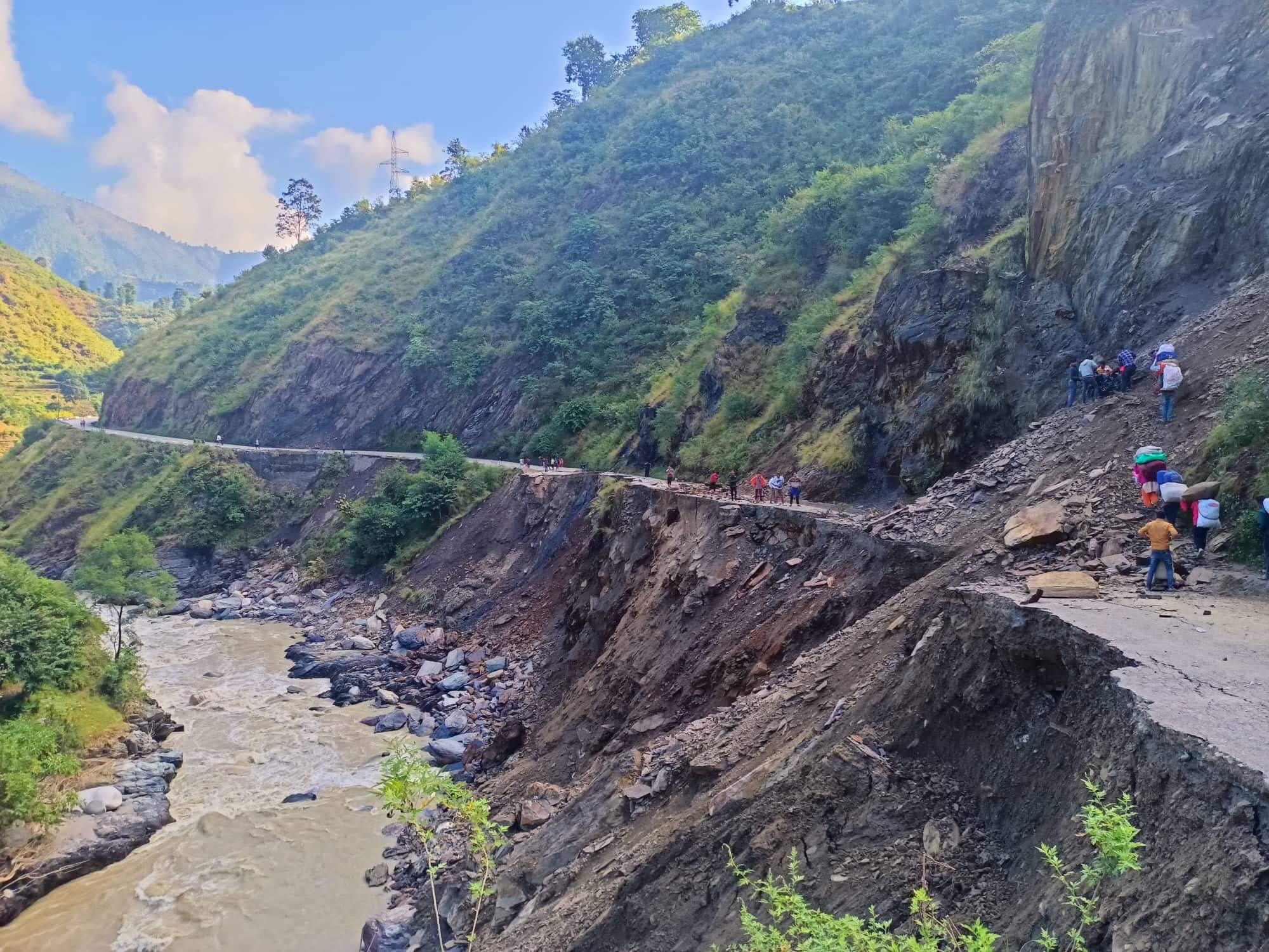 डडेल्धुरा–डोटी जोड्ने केआई सिंह राजमार्गमा राति यात्रा गर्न रोक