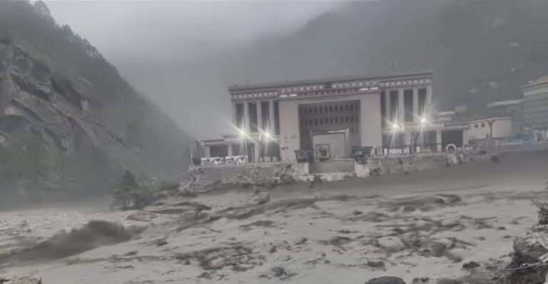 रसुवाको ल्हेन्दे खोलामा बाढी: बझाङ घर भएका प्रहरीसहित १८ जना बेपत्ता